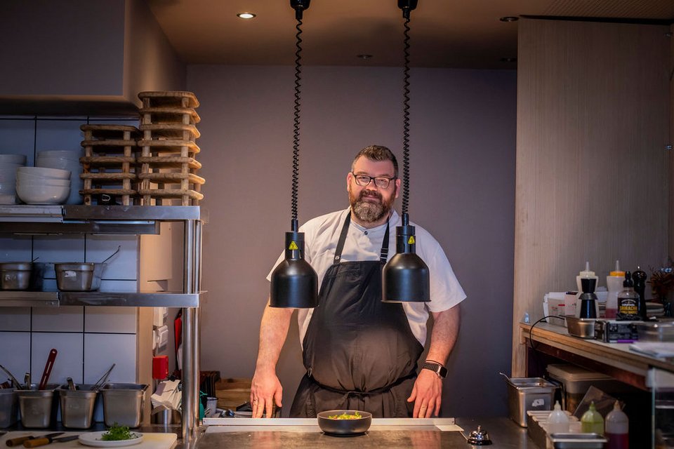 Ο chef patron Θωμάς Μάτσας στην κουζίνα του στη γαστροταβέρνα Striggla στο Μαρούσι / Φωτογραφία: Μαρία Μαράκη