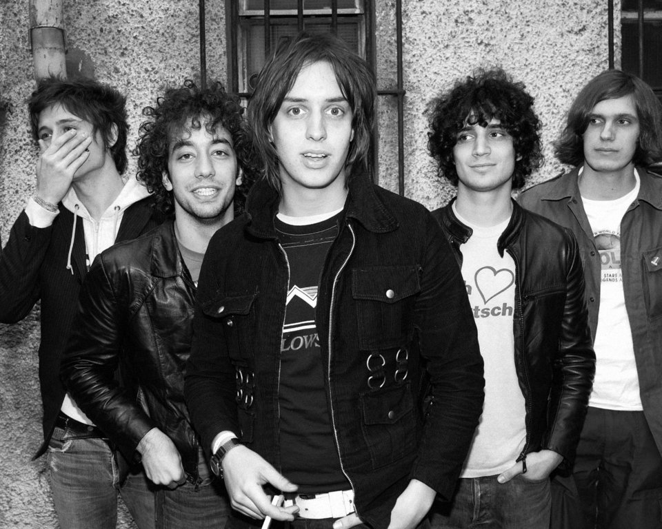 Το 2001 εμφανίστηκαν οι Strokes και άλλαξαν το παιχνίδι. Η φωτογράφισή τους στο εξώφυλλο του NME και το ντεμπούτο τους «Is This It» έφεραν ξανά στο προσκήνιο το βρόμικο, αστικό rock'n'roll / WIKIPEDIA