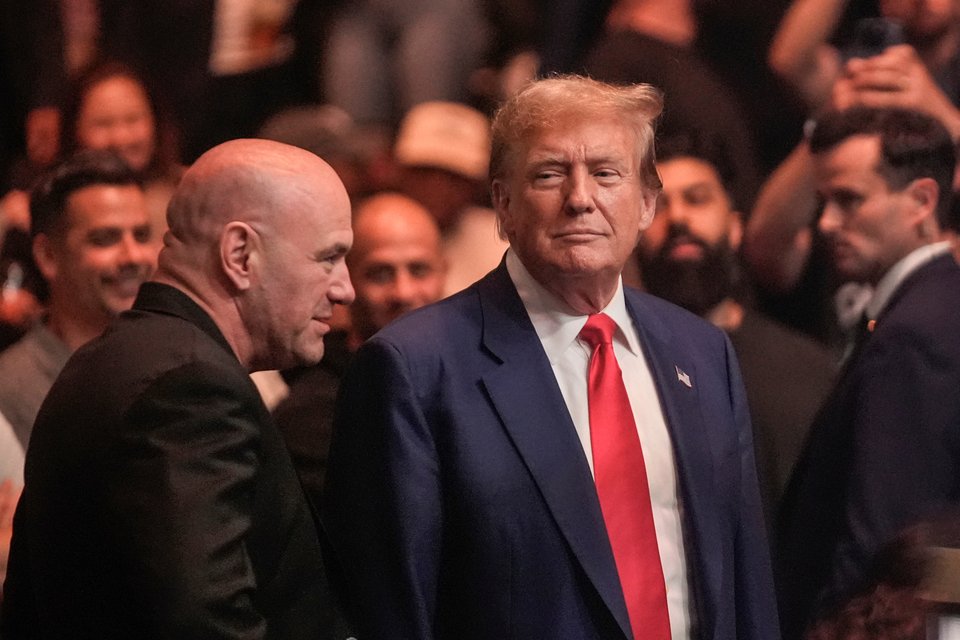 Ο Ντόναλντ Τραμπ με τον ισχυρό άνδρα του MMA στις ΗΠΑ, Ντέινα Γουάιτ / AP