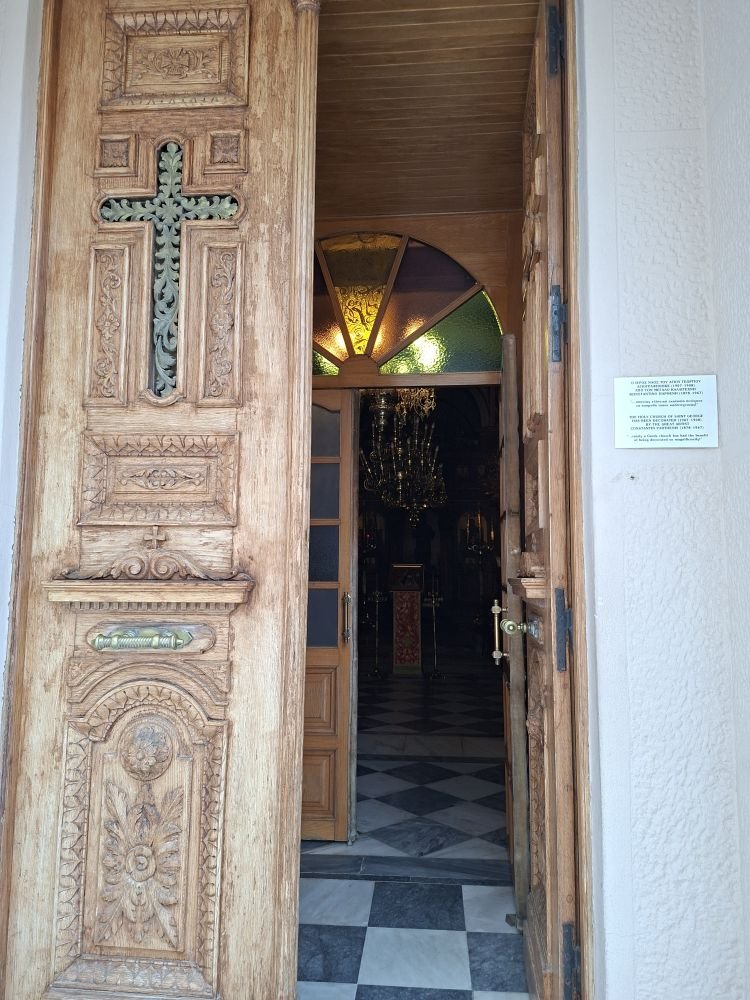 Η είσοδος του ναού στον Πόρο με τις ξύλινες θύρες και το μαρμάρινο δάπεδο / φωτογραφία iefimerida 