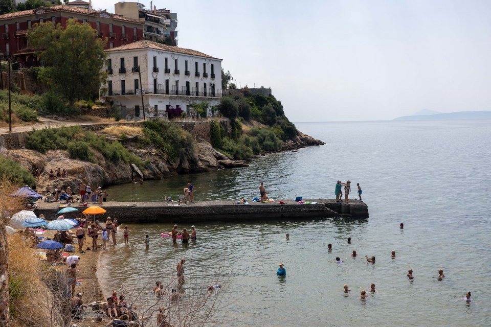 Προβολή ταινίας στην παραλία, δίπλα στις ιαματικές πηγές