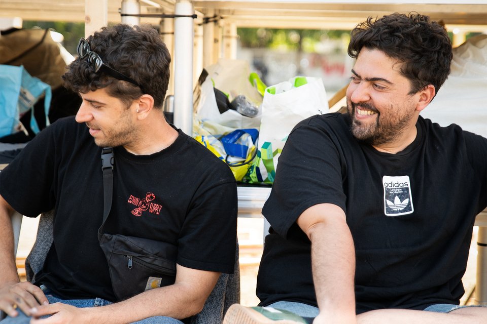 O σκηνογράφος Κωνσταντίνος Σκουρλέτης αριστερά και ο σκηνοθέτης Δημήτρης Καραντζάς αριστερά στις πρόβες / Φωτογραφία Γκέλυ Καλαμπάκα