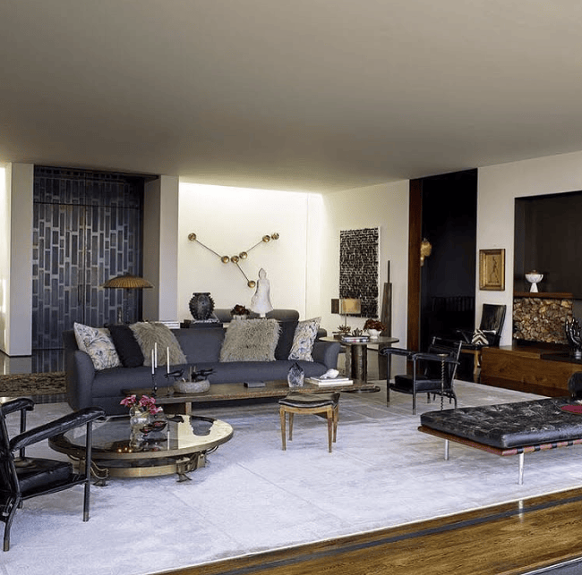 Επειδή το mid-century modern αντλεί έμπνευση από τον φυσικό κόσμο, το ξύλο εξακολουθεί να αποτελεί το βασικό υλικό για τα έπιπλα, δημιουργώντας μια φυσική σύνδεση ανάμεσα στο εσωτερικό και το εξωτερικό περιβάλλον / INSTAGRAM