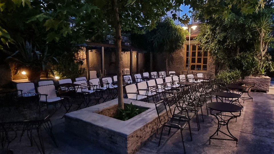 Θερινό σινεμά στην αυλή τού Επί Κολωνώ 