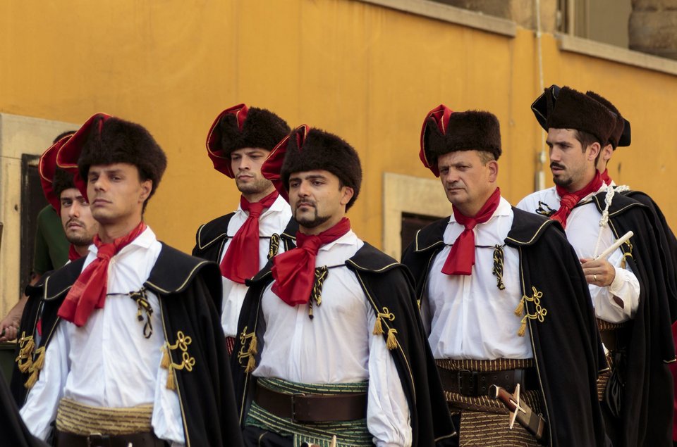 Παράταξη του Συντάγματος Γραβάτας σε τελετή στο Ζάγκτεμπ της Κροατίας. Γνωστό ως Royal Cravates, το διάσημο σύνταγμα Κροατών μισθοφόρων πολέμησε στο πλευρό του βασιλιά Λουδοβίκου ΙΔ' της Γαλλίας τον 17ο αιώνα. 