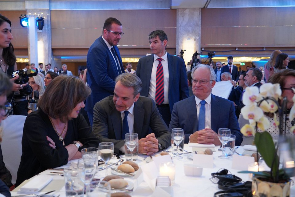 Κριστιάν Αμανπούρ, Κυριάκος Μητσοτάκης, Κωνσταντίνος Τασούλας