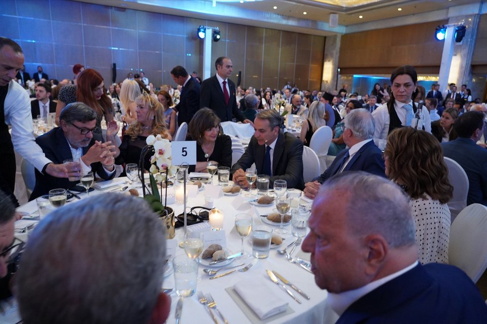 Χρήστος Ράπτης, Νεκταρία Πασαριβάκη, Κριστιάν Αμανπούρ, Κυριάκος Μητσοτάκης, Κωνσταντίνος Τασούλας, Σοφία Γιαννακά, Ευάγγελος Μυτιληναίος