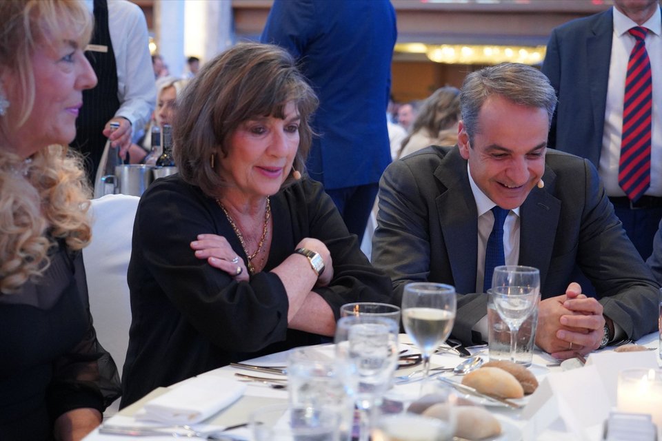 Η πρόεδρος και διευθύνουσα σύμβουλος της Hazlis &amp; Rivas - Economist Events, Νεκταρία Πασαριβάκη, η Κριστιάν Αμανπούρ και ο Κυριάκος Μητσοτάκης