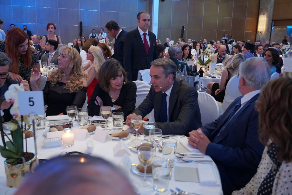 Νεκταρία Πασαριβάκη, Κριστιάν Αμανπούρ, Κυριάκος Μητσοτάκης, Κωνσταντίνος Τασούλας