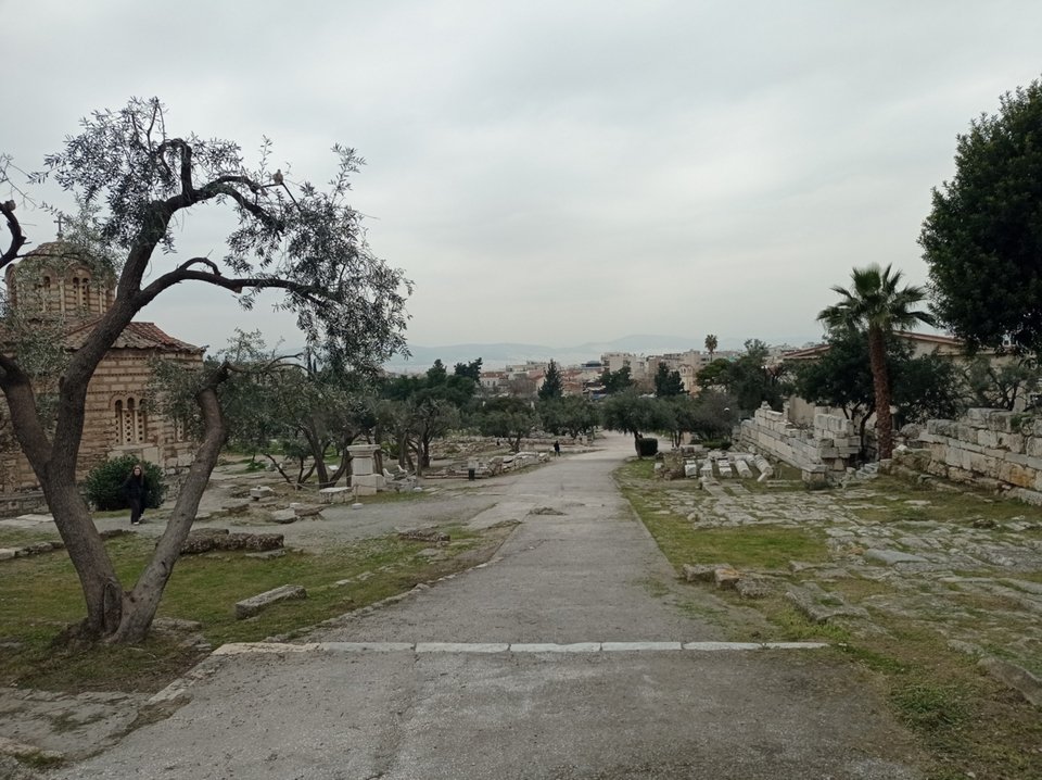 Η σχέση της σημερινής διαδρομής με τα κατάλοιπα του Νοτιοανατολικού Ναού και του λιθόστρωτου της Οδού Παναθηναίων. Υφιστάμενη κατάσταση