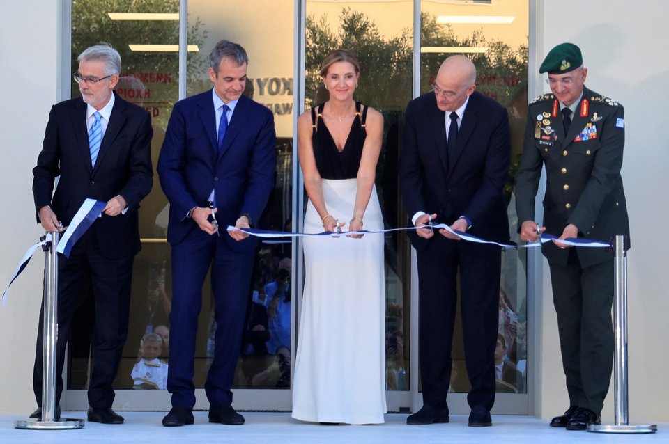 Οι Αθανάσιος Λασκαρίδης, Κυριάκος Μητσοτάκης, Εύη Λαζού-Λασκαρίδη, Νίκος Δένδιας, Δημήτρης Χούπης εγκαινίασαν το νέο κτίριο της Διοίκησης Κυβερνοχώρου του Γενικού Επιτελείου Εθνικής Άμυνας / Φωτογραφία: ΓΙΩΡΓΟΣ ΚΟΝΤΑΡΙΝΗΣ