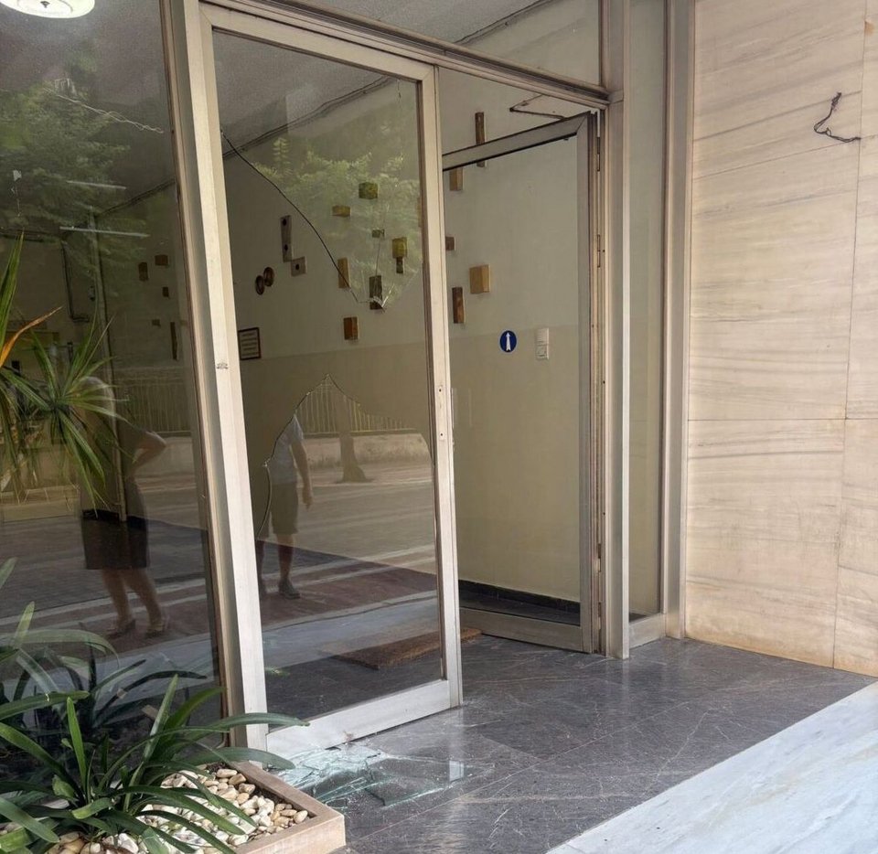 Η είσοδος της πολυκατοικίας μετά την επίθεση που δέχτηκε η γυναίκα από τον σύντροφό της / Φωτογραφία: agriniopress 
