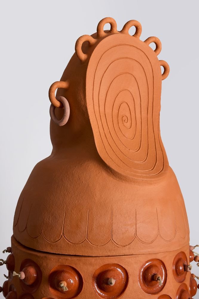 Ναταλία Μαντά,  TIME: A Faceless Entity, 2026 (λεπτομέρεια) Πηλός, λούστρο, οξείδωση χρυσού, μεταλλική αλυσίδα και βίδες 242 × 130 × 65 εκ. Ευγενική παραχώρηση της καλλιτέχνιδας /  Φωτογραφία: Δήμητρα Τζάνου