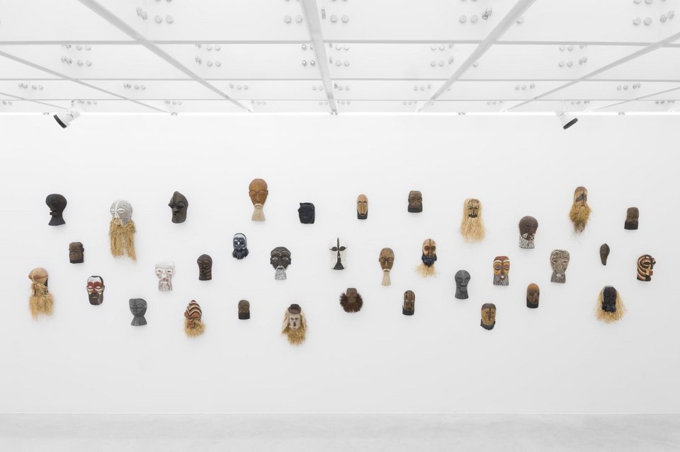 Maarten Vanden Eynde,  Leopold’s Ghost, 2018-2026  Ξύλινες μασκών (35) Ποίκιλες διαστάσεις/  Ευγενική παραχώρηση του καλλιτέχνη και MSSN, Βρυξέλλες, Βέλγιο 