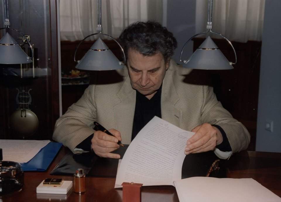 Ο Μίκης Θεοδωράκης υπογράφει τη σύμβαση δωρεάς του αρχείου του στη Μουσική Βιβλιοθήκη του Συλλόγου Οι Φίλοι της Μουσικής. Οδός Επιφανούς 1, Αθήνα, 22 Νοεμβρίου 1997