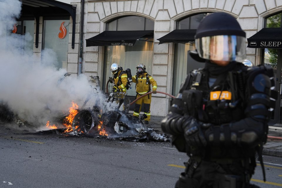 Πυροσβέστες επιχειρούν σε φλεγόμενο αυτοκίνητο στη Γενεύη / AP