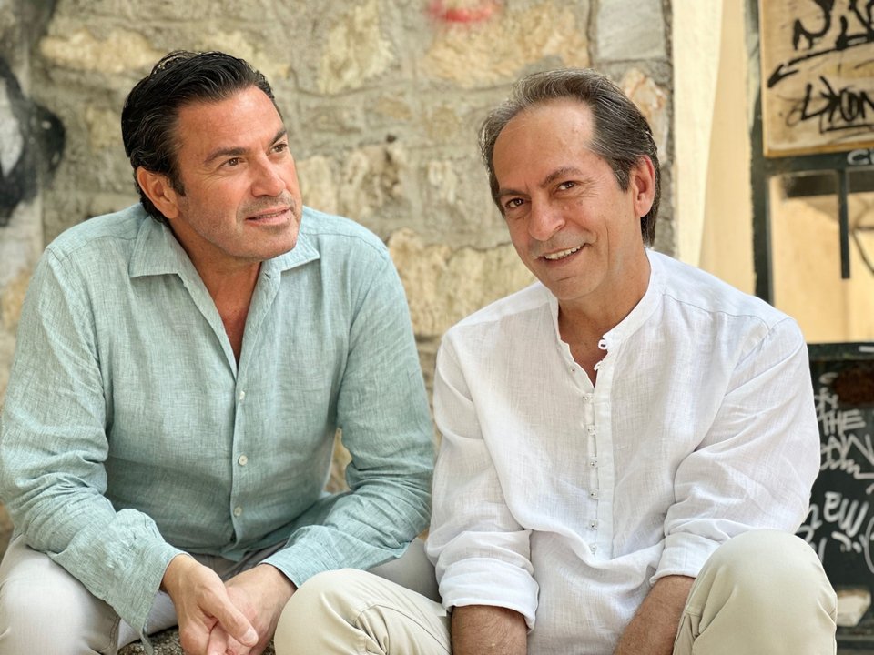 Τον Μάριο Φραγκούλη και τον Παρασκευά Καρασούλο ένωσε για πρώτη φορά πριν από χρόνια το «Φεγγάρι ερωτευμένο», η παράσταση στην Ιερά Οδό και η αποτυπώσή της σε δίσκο τριπλά πλατινένιο. Έκτοτε έχουν δημιουργήσει σπουδαία τραγούδια 