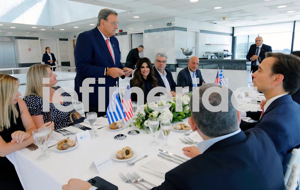Ο πρόεδρος της ΕΟΕ, Ισίδωρος Κούβελος, καλωσορίζει την πρέσβη των ΗΠΑ