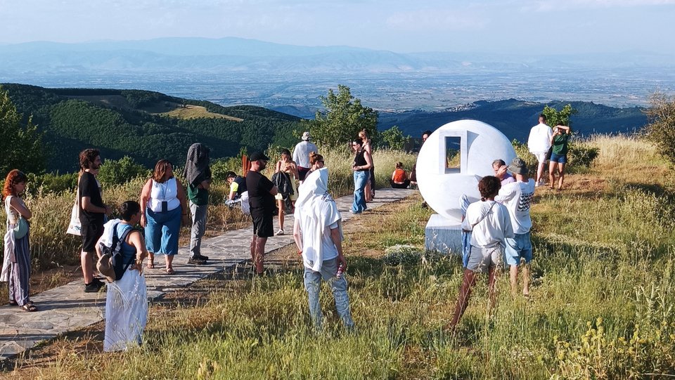 Ξενάγηση στο Υπαίθριο Μουσείο Σύγχρονης Τέχνης της Λιμνης Πλαστήρα 