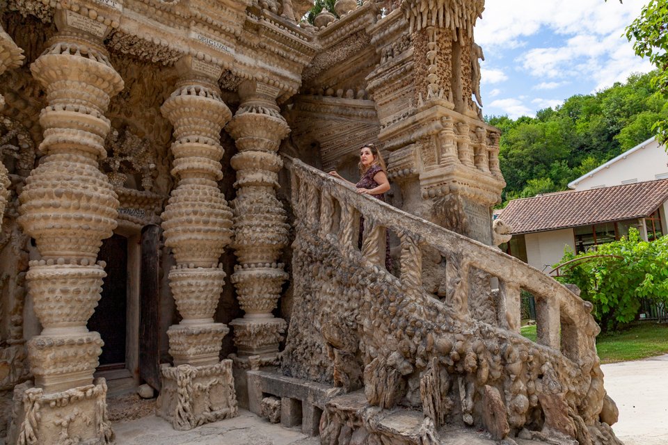 Γυναίκα στα σκαλιά του Palais Idéal, του μοναδικού ναΐφ αρχιτεκτονήματος που δημιούργησε ο Φερντινάν Σεβάλ