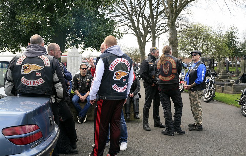 Για τους περισσότερους ανθρώπους, οι Hells Angels παραμένουν συνδεδεμένοι με δερμάτινα μπουφάν, βαριές Harley-Davidson, τατουάζ, μακριά μαλλιά και μια εικόνα ακραίας ελευθερίας που μοιάζει βγαλμένη από την αμερικανική μεταπολεμική κουλτούρα / ALAMY