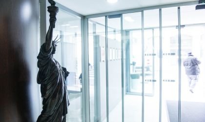 Το άγαλμα που βρίσκεται στη θέση του παλιού εργαστηρίου όπου κατασκευάστηκε το πραγματικό Άγαλμα της Ελευθερίας 
