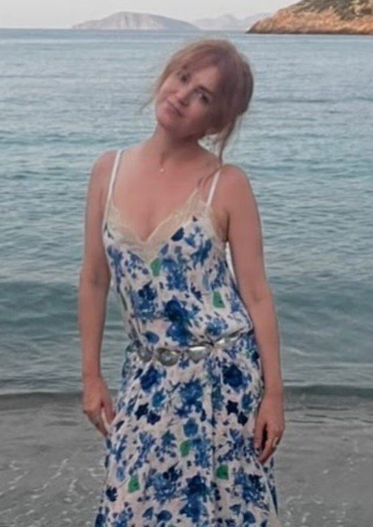 Η Ίσλα Φίσερ με ένα αέρινο φόρεμα μπροστά από τη θάλασσα