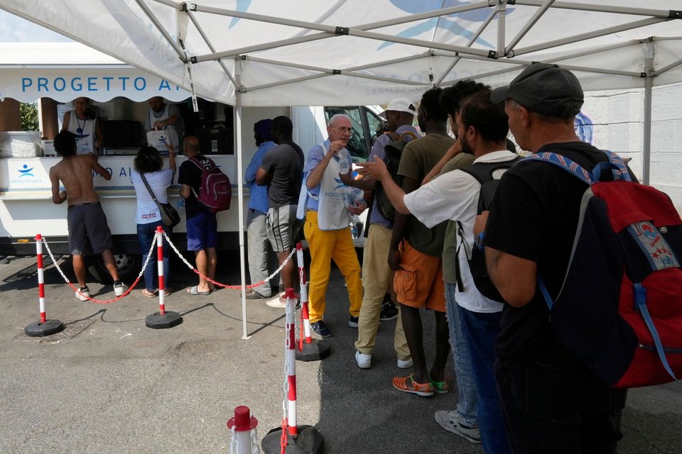Εθελοντές μοιράζουν τρόφιμα και νερό σε άστεγους εν μέσω καύσωνα, στο Μιλάνο της Ιταλίας