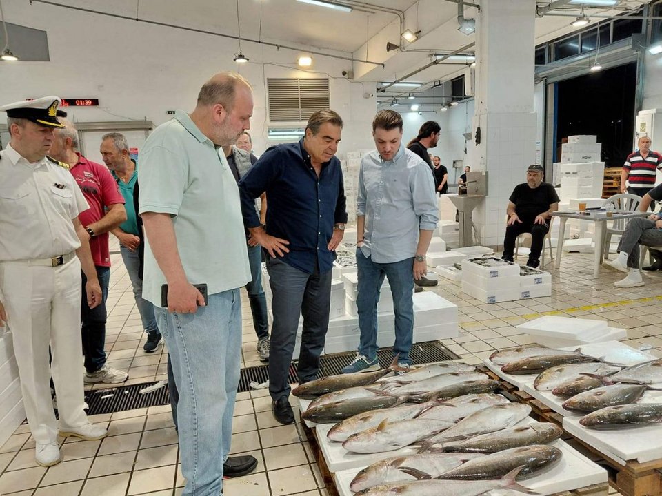 O M. Σχοινας είδε τη λειτουργία της σε ώρα αιχμής και συναντήθηκε με εκπροσώπους όλων των κλάδων της αλιείας και των εμπόρων, με τους οποίους συζήτησε για τα προβλήματα τους