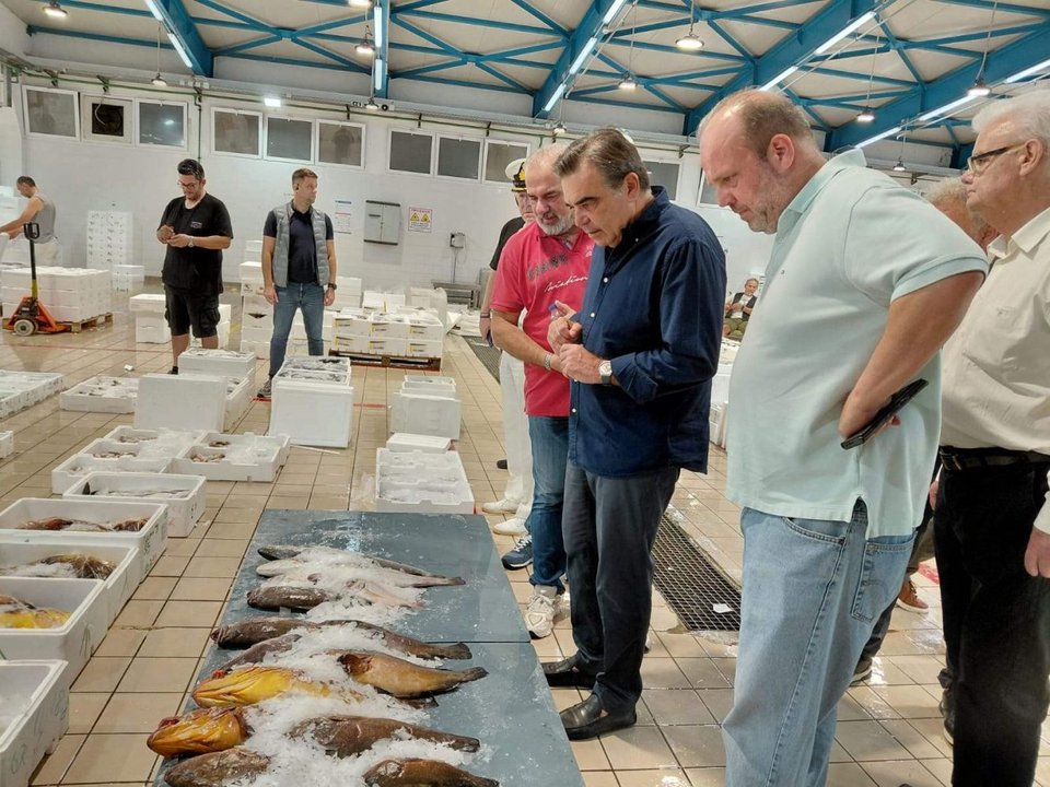 Την Ιχθυόσκαλα της Νέας Μηχανιώνας, τη μεγαλύτερη στη βόρεια Ελλάδα, επισκέφθηκε, στις 4.30 το πρωί, ο υπουργός Αγροτικής Ανάπτυξης και Τροφίμων, Μαργαρίτης Σχοινάς