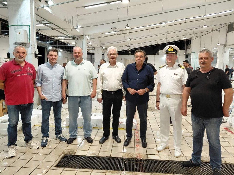 Επίσκεψη του Μαργαρίτη Σχοινά, τις πρώτες πρωινές ώρες, στην Ιχθυόσκαλα Νέας Μηχανιώνας και συνάντηση με εκπροσώπους όλων των αλιέων και εμπόρων