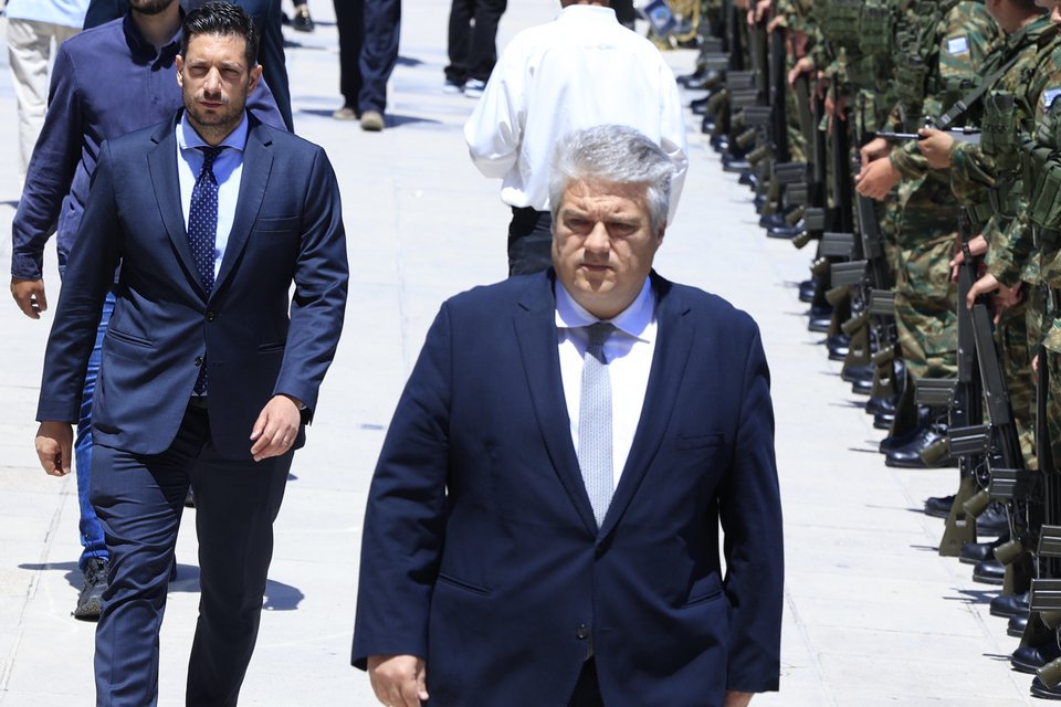 Ο βουλευτής της ΝΔ, Μίλτος Χρυσομάλλης, και πίσω του ο αναπληρωτής υπουργός Μεταφορών, Κωνσταντίνος Κυρανάκης
