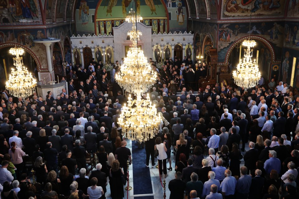 Πλήθος κόσμου στην κηδεία του Νίκου Ταγαρά