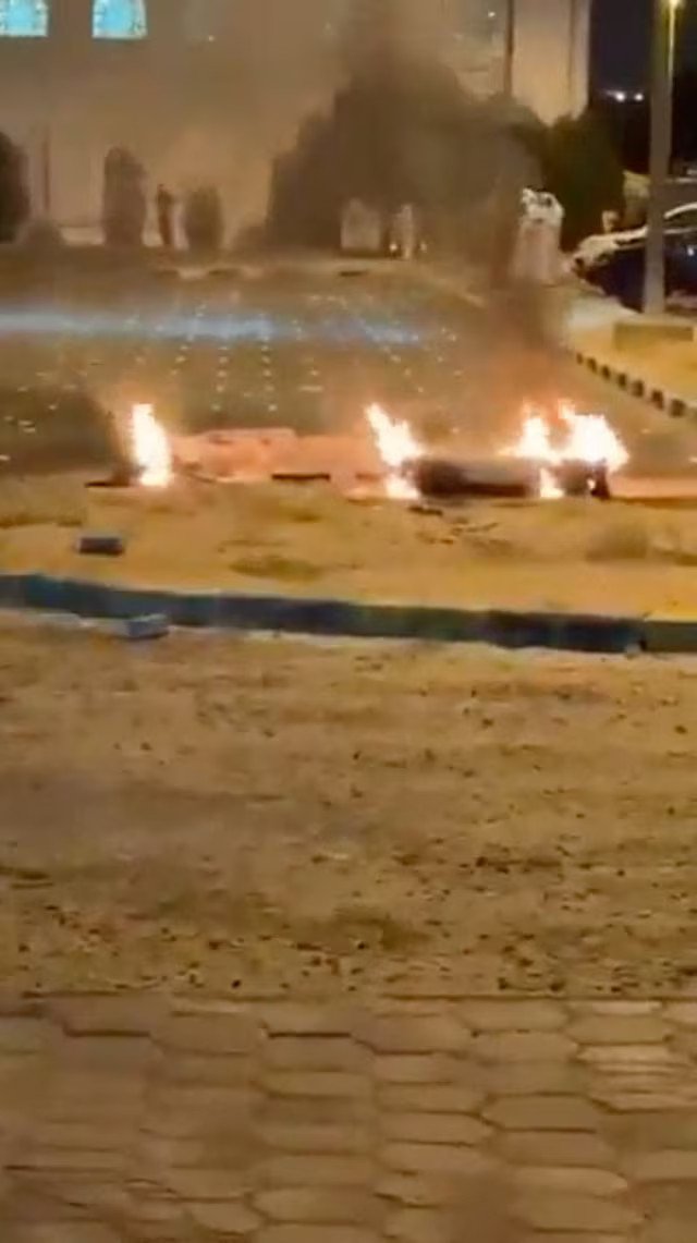 Συντρίμμια καίγονται σε χώρο στάθμευσης 