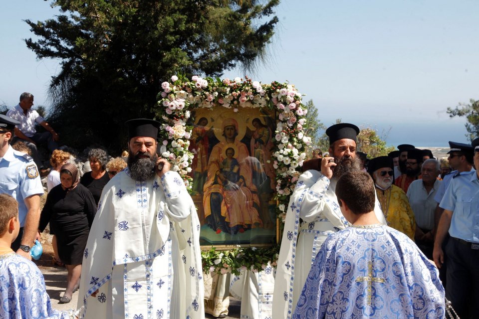 Κάθε χρόνο, του Αγίου Πνεύματος, η εικόνα της Παναγίας λιτανεύεται γύρω από το μοναστήρι της Φανερωμένης - Φωτ. αρχείου Eurokinissi