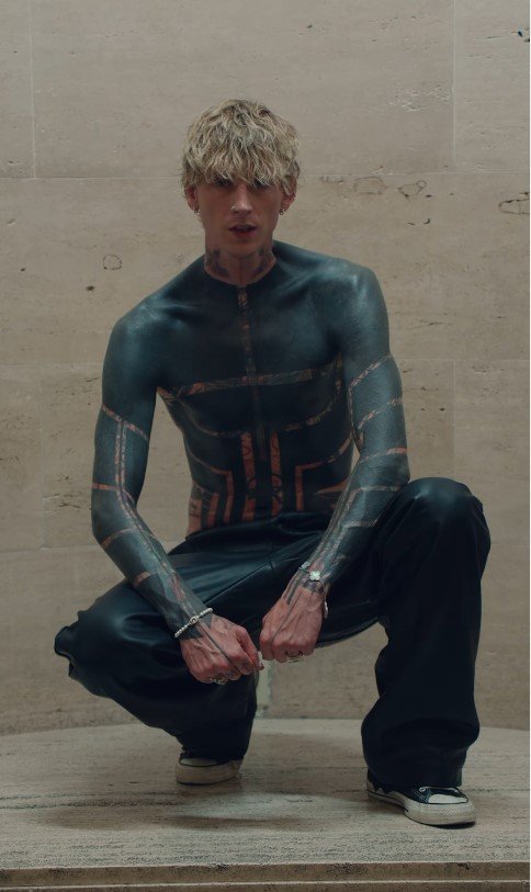 Το ακραίο τατουάζ του Machine Gun Kelly