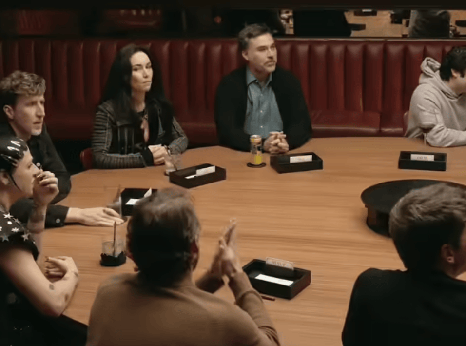 Η νέα διαδικτυακή σειρά «Mafia the Game», που δημιουργήθηκε από το επενδυτικό ταμείο Founders Fund του Πίτερ Τιλ, συγκεντρώνει μερικά από τα πιο γνωστά ονόματα της αμερικανικής τεχνολογικής βιομηχανίας γύρω από ένα μεγάλο κυκλικό τραπέζι / ΥΟUTUBE