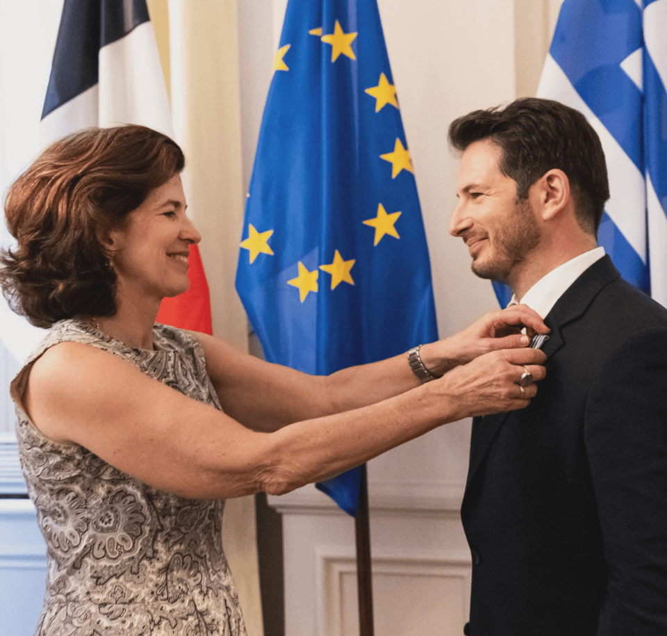 Η επίσημη τελετή παρασημοφόρησης πραγματοποιήθηκε στην Αθήνα από την πρέσβειρα της Γαλλίας στην Ελλάδα, κ. Laurence Auer