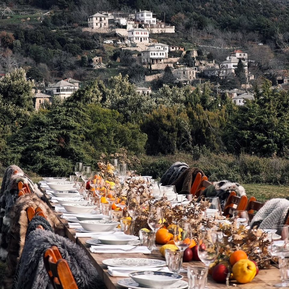 Τραπέζι με φόντο ένα χωριό του Πηλίου 