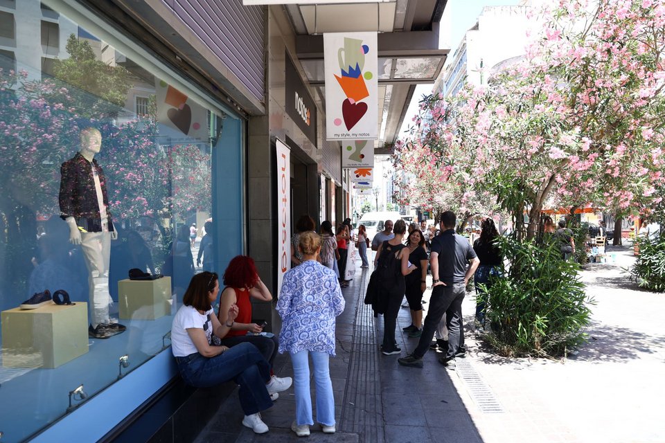 Διαμαρτυρία στο Notos στην Ομόνοια για το οριστικό λουκέτο στο πολυκατάστημα –ΙΝΤΙΜΕ