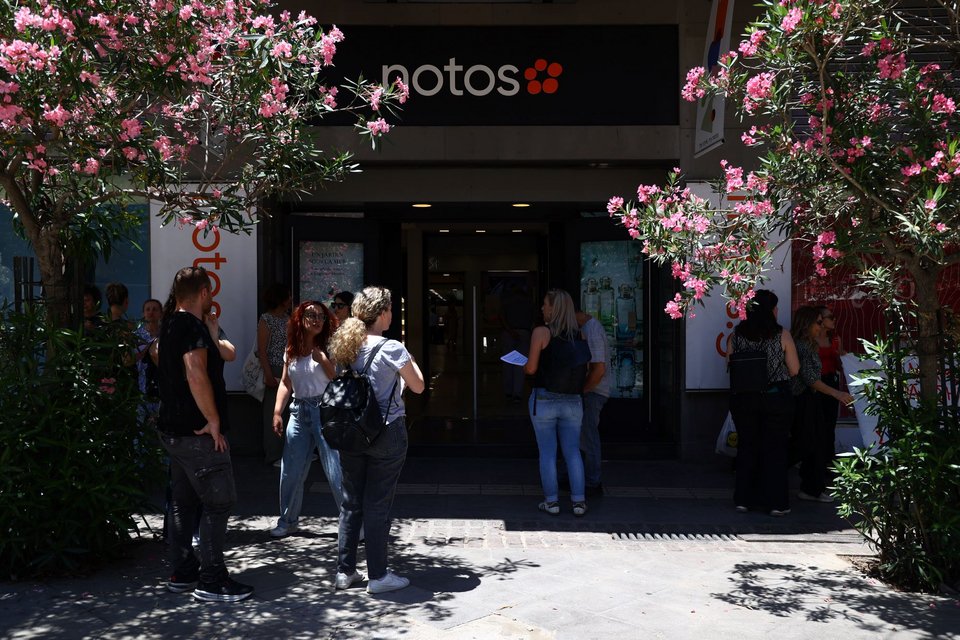 Διαμαρτυρία στο Notos στην Ομόνοια για το οριστικό λουκέτο στο πολυκατάστημα – ΙΝΤΙΜΕ