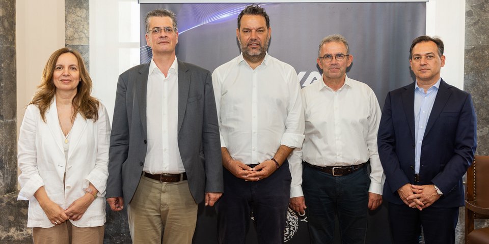  Από αριστερά προς τα δεξιά: Μάρθα Κεσίσογλου, Corporate Affairs Executive Director της Nova, Στάθης Σταθόπουλος, Γενικός Γραμματέας Δασών του ΥΠΕΝ, Αλέξανδρος Κολιάδης, Δήμαρχος Ρόδου, Ευάγγελος Γκουντούφας, Γενικός Διευθυντής Δασών και Δασικού Περιβάλλοντος του ΥΠΕΝ, Αλέξανδρος Μπρέγιαννης, CEO της Nova ICT 
