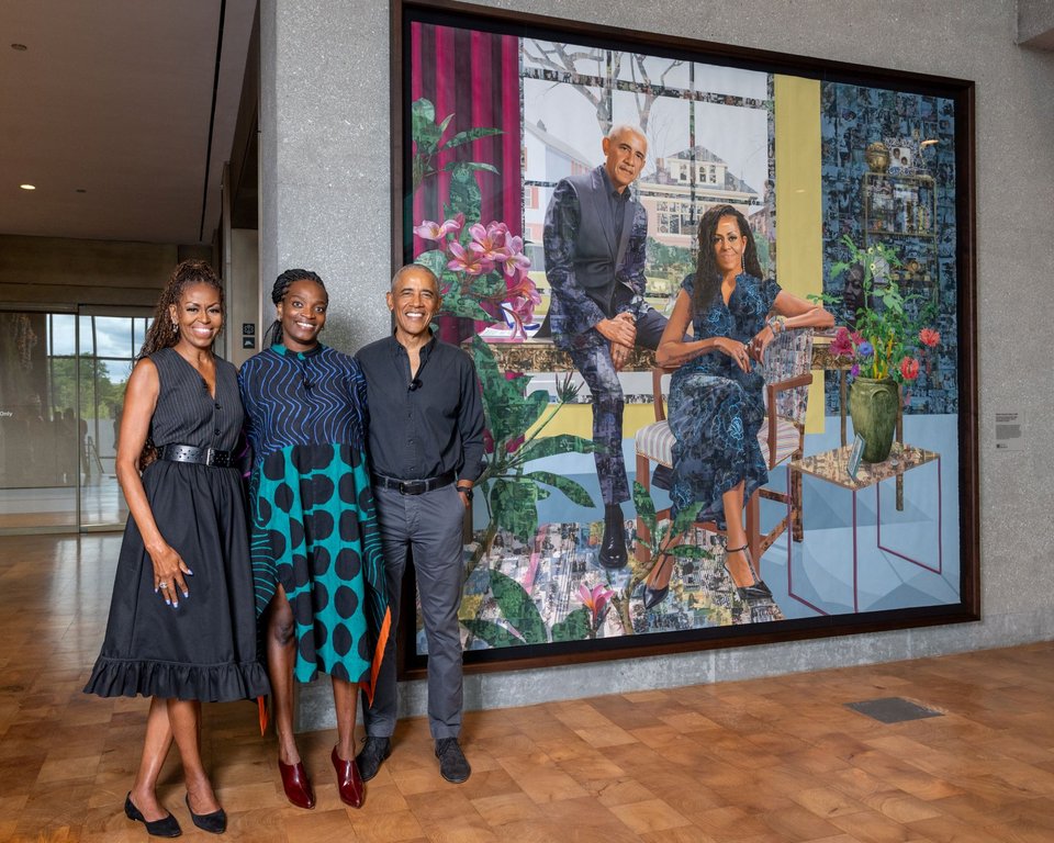 «The Obamas: Springing Forth»: Το ζεύγος Ομπάμα ποζάρει μπροστά το πρώτο, επίσημο, κοινό πορτρέτο του, με την Νιγηριανή καλλιτέχνιδα που το φιλοτέχνησε, Ντζιντέκα Ακουνιλί Κρόσμπι 