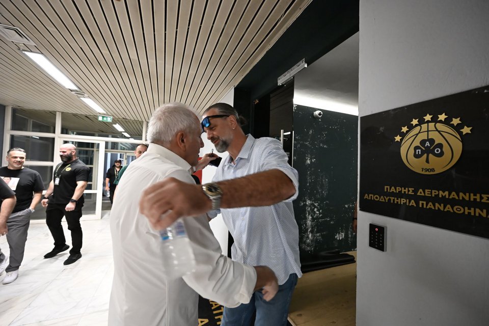 Ο Ζέλικο Ομπράντοβιτς και η αγκαλιά με τον Φραγκίσκο Αλβέρτη (V. Stolis)