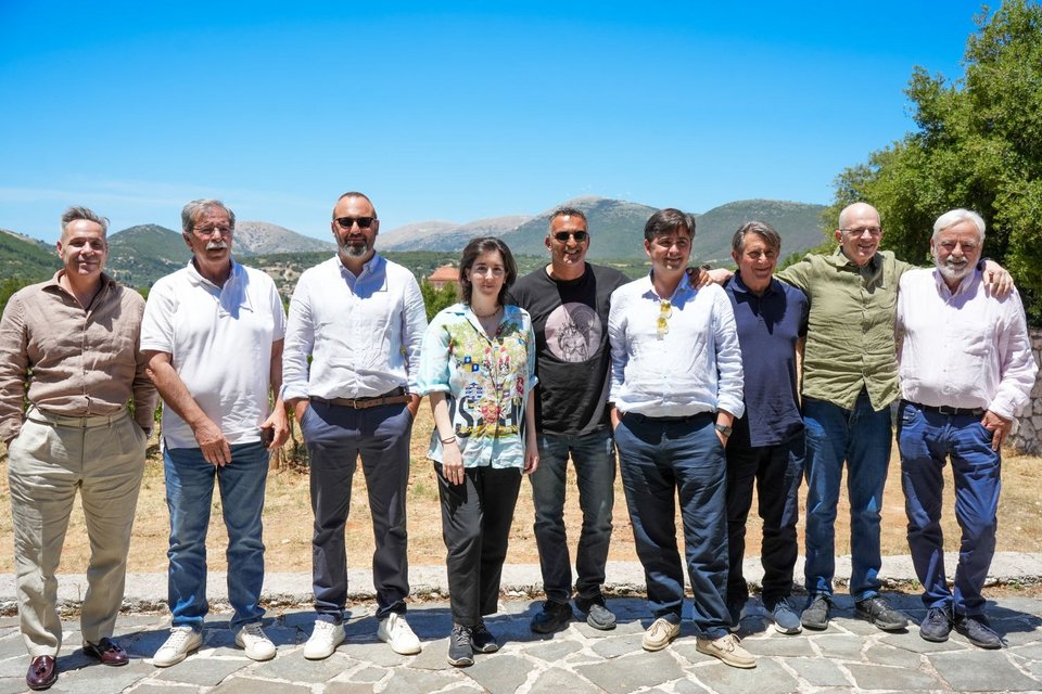 Γιάννης Καρακάσης MW, Ανθεια Κώτση, οι οινολόγοι Νίκος και Πάνος Ζουμπούλης με τους οινοποιούς του Συνδέσμου Κεφαλονιάς 
