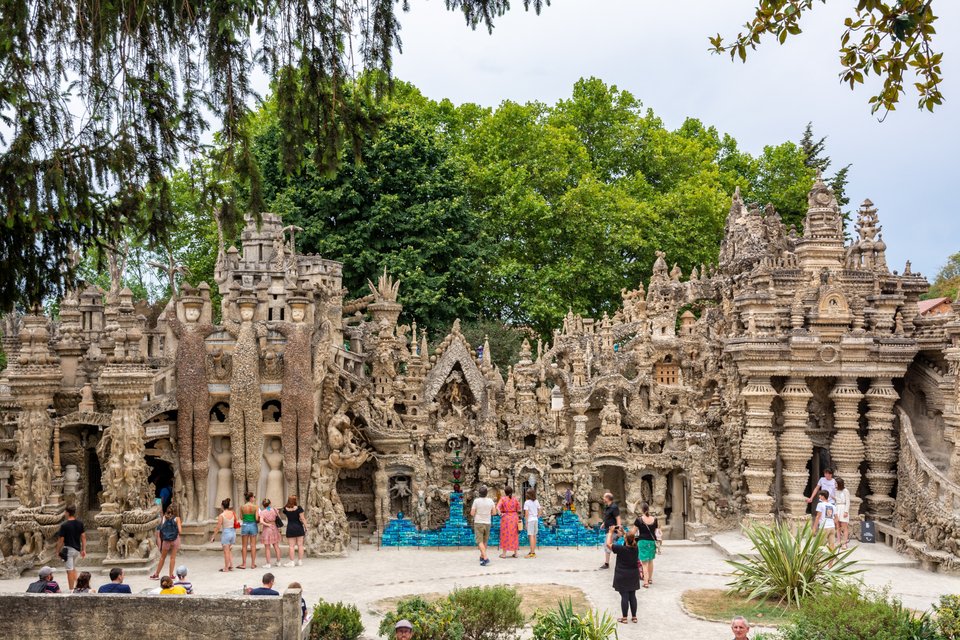 Το Ιδανικό Παλάτι του Ταχυδρόμου Σεβάλ (Palais Idéal du Facteur Cheval) είναι ένα μοναδικό αρχιτεκτονικό θαύμα που βρίσκεται στο Οτρίβ (Hauterives)