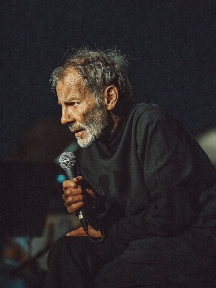 «Τον περσινό Σεπτέμβριο, στο Ηρώδειο, σας είπα ότι θα τα ξαναπούμε σε τρία χρόνια. Το Φεστιβάλ Αθηνών Επιδαύρου και ο διευθυντής του, κ. Μιχαήλ Μαρμαρινός, με "διέψευσαν" και τους ευχαριστώ» λέει ο Σταύρος Ξαρχάκος