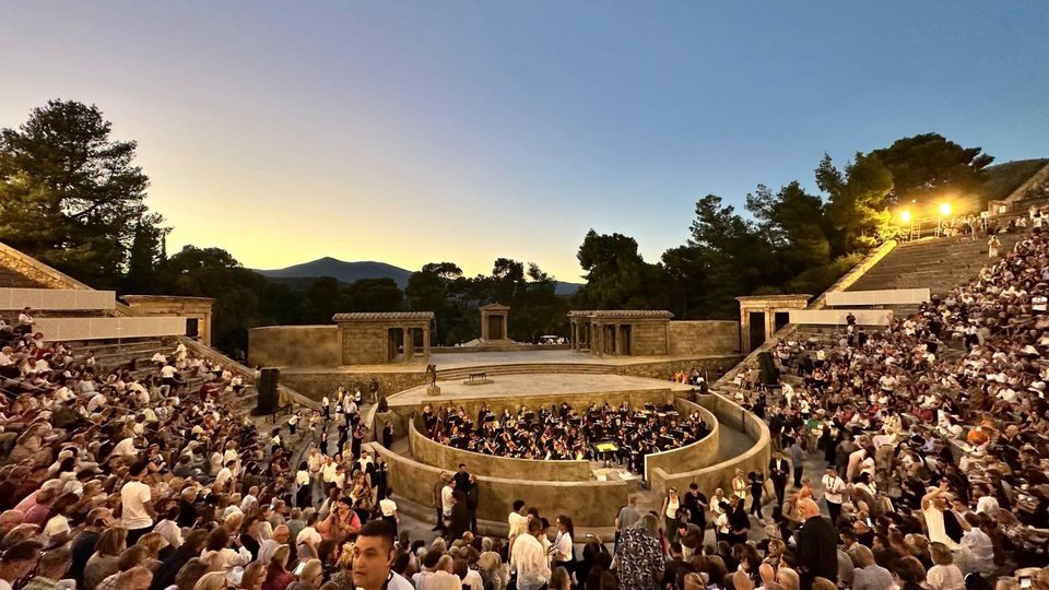 10.000 κόσμου υποκλίθηκαν στην «Μηδεια» στην Επίδαυρο / Oper Magazin fb