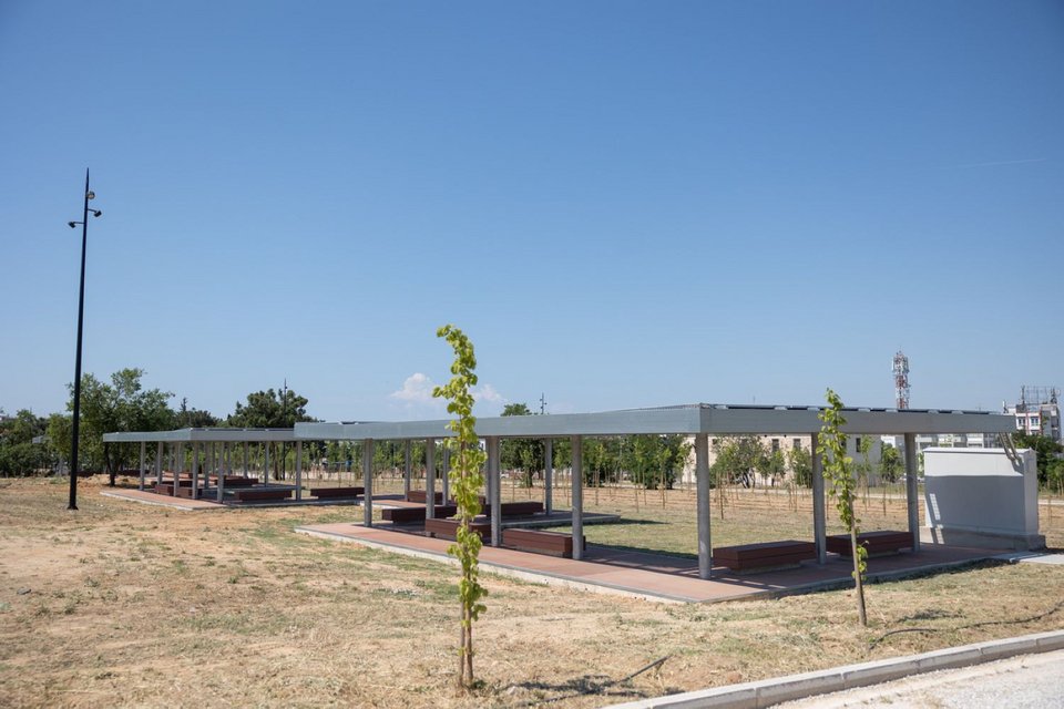 Ο χώρος των 340 στρεμμάτων, που για δεκάδες χρόνια ήταν στρατόπεδο και την περίοδο της Κατοχής αποτέλεσε τόπο βασανιστηρίων και μαζικών εκτελέσεων, παραδίδεται στην τοπική κοινωνία ως ένας πνεύμονας πρασίνου και αναψυχής
