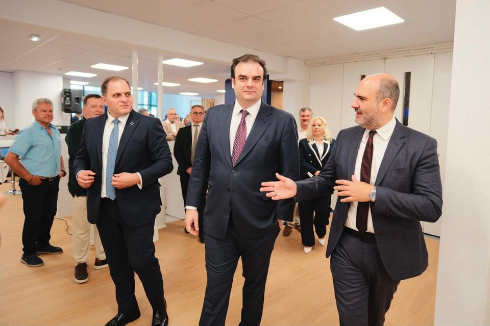 Από αριστερά: Ο διοικητής της Ανεξάρτητης Αρχής Δημοσίων Εσόδων Γιώργος Πιτσιλής, ο υπουργός Εθνικής Οικονομίας και Οικονομικών Κυριάκος Πιερρακάκης και ο υφυπουργός, αρμόδιος για φορολογικά θέματα, Δημήτρης Μαρκόπουλος